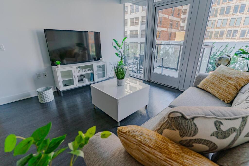 Appartamento Downtown Paradise Escape With 2 Pools / Hot Tubs Los Angeles Esterno foto