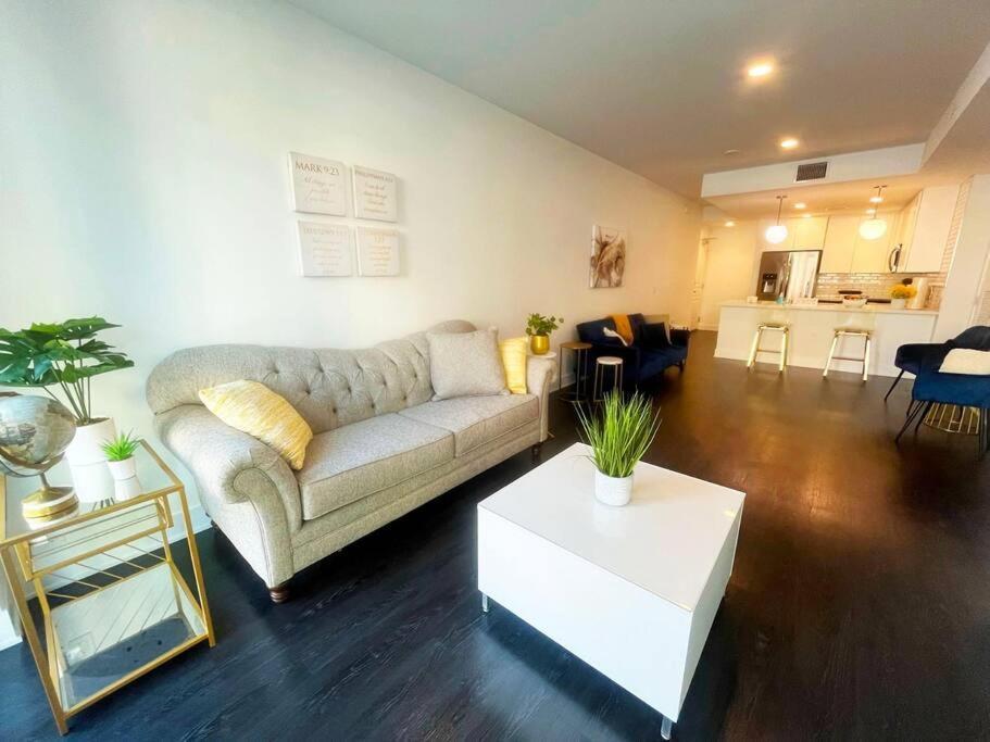 Appartamento Downtown Paradise Escape With 2 Pools / Hot Tubs Los Angeles Esterno foto